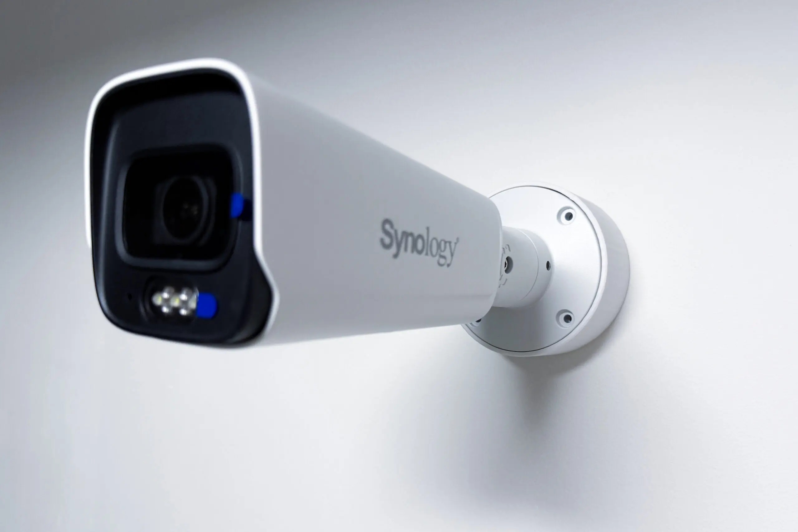 SYNOLOGY držák/krytka kabelů pro kamery Synology BC800 na stěnu a strop, bílý