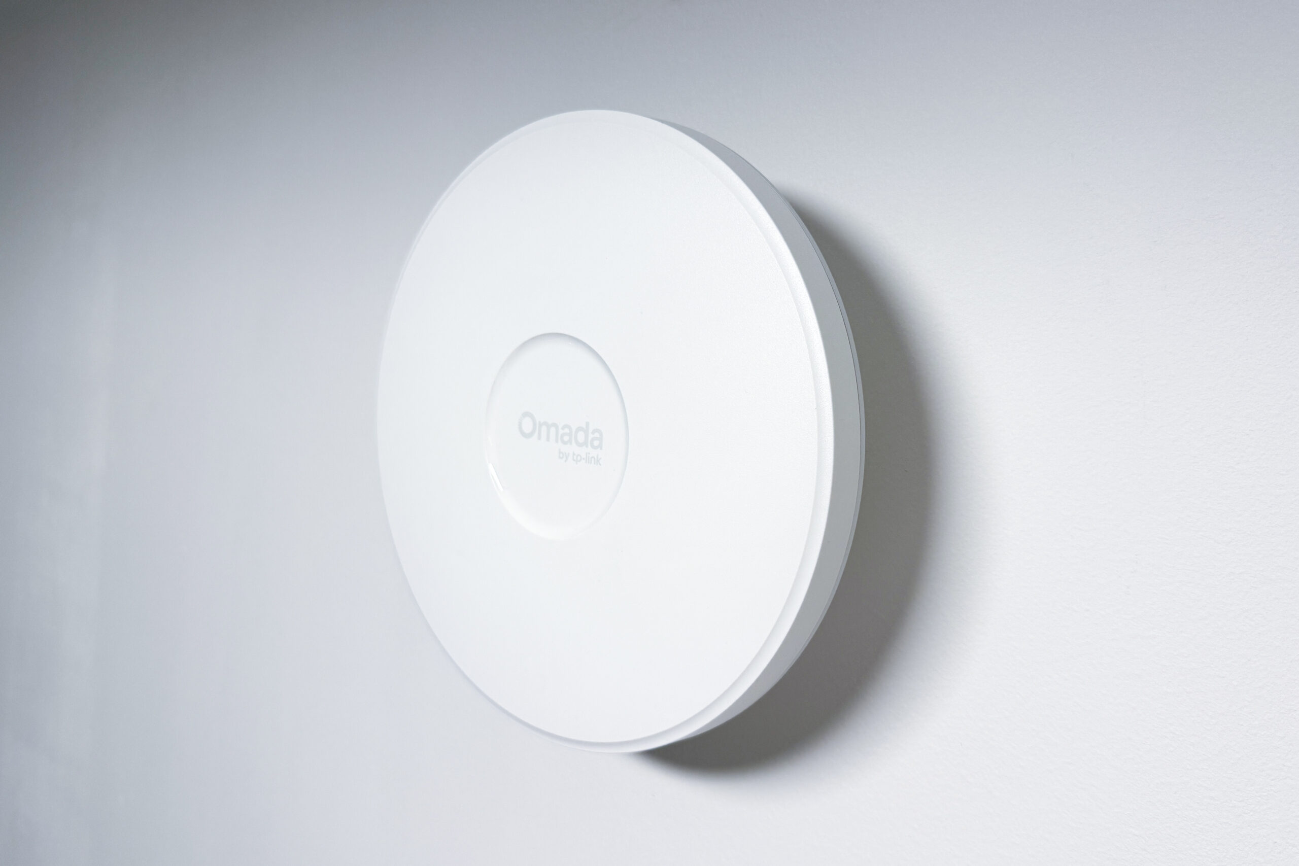 TP-LINK držák s kabelovou krytkou pro EAP řady 6x a 7x, na stěnu nebo strop, bílý